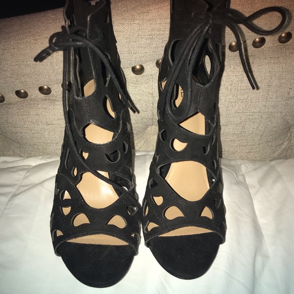 Aldo Size 8 black suede heels. Like new. - Picture 3 of 7